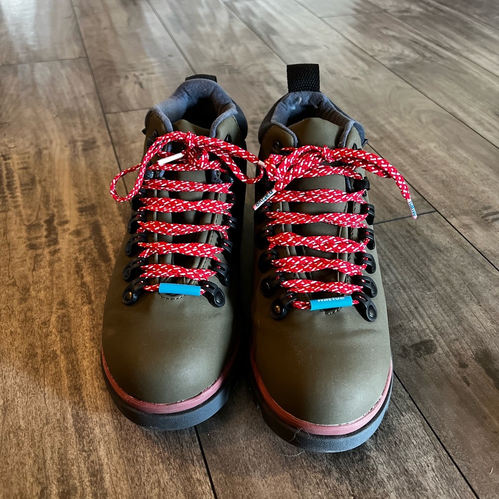 Native waterproof boots - size 8